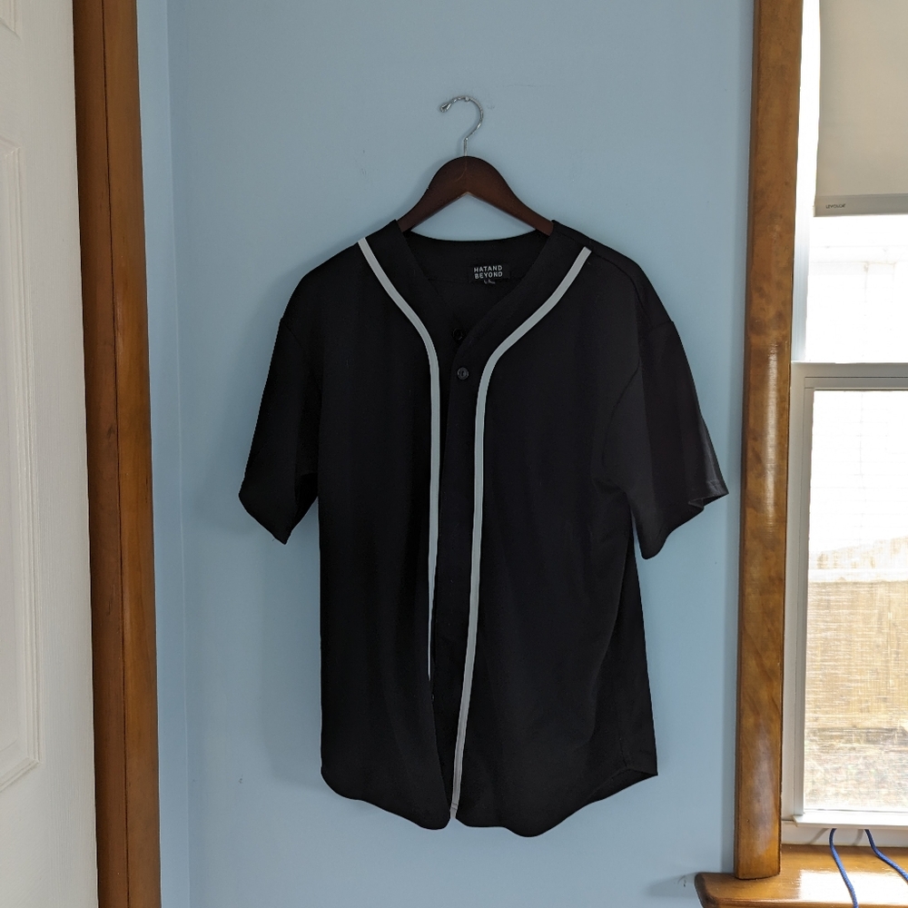 Hatand Beyond Black Button-up T-shirt Sports Baseball Size L